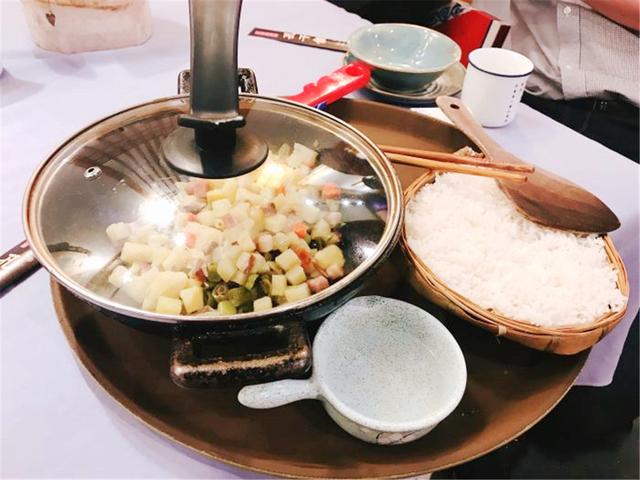 小时候传统的孔干饭，这家正宗的川菜，网友：满满的年代感